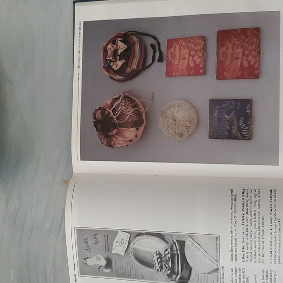 Vintage Collectors Encyclopedia of Compacts Carryalls & Face Powder Boxes Book. - Picture 3 of 4